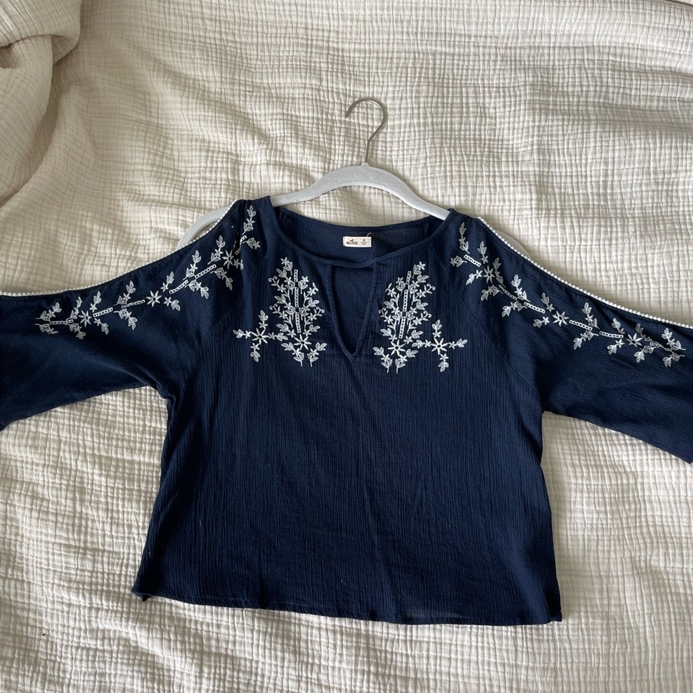 Navy blue top with white detail & open sleeves. Hollister size XS